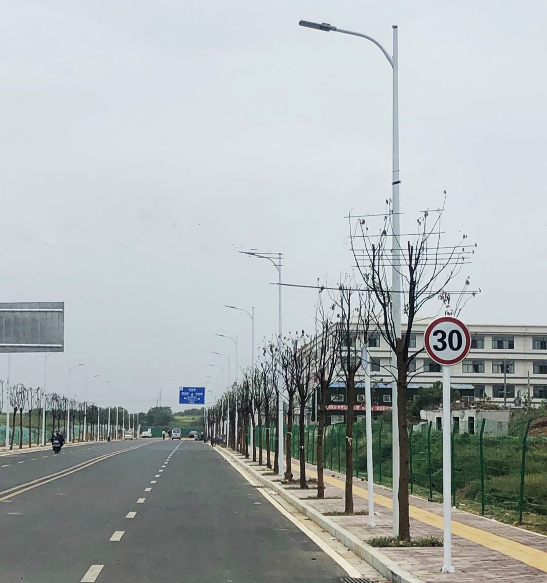 高安城投：装一片防护栏 铺一条民心路